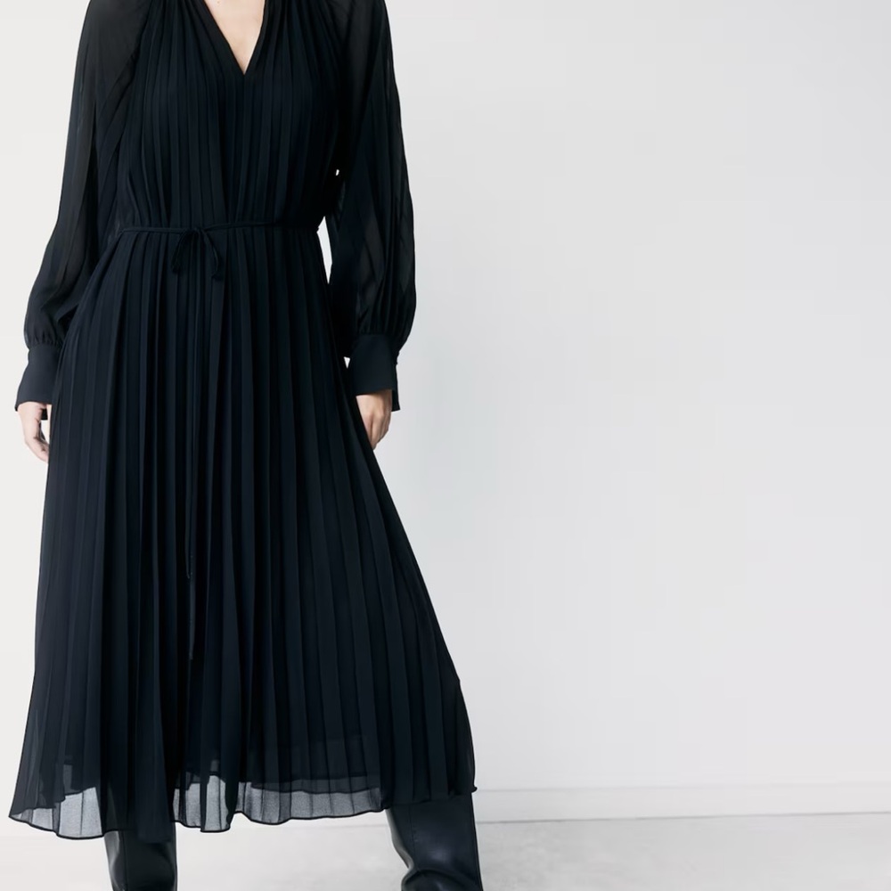 XXL Elegant Black Pleated Dress